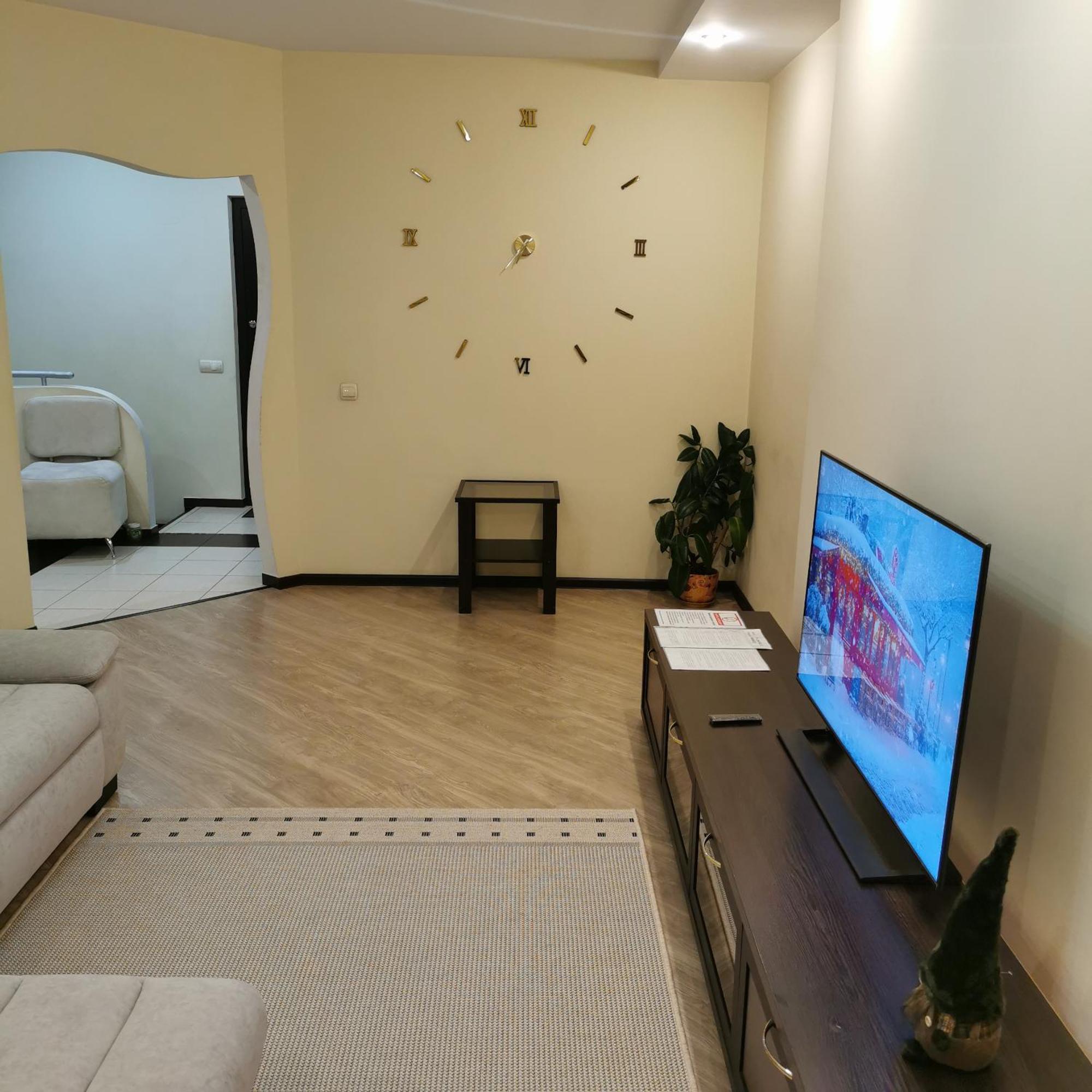 Big Apartment In Rivne Center Екстериор снимка